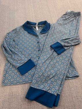 Flora Nikrooz Blue Patterned Pajama Set with Solid Navy Trim. Size Small